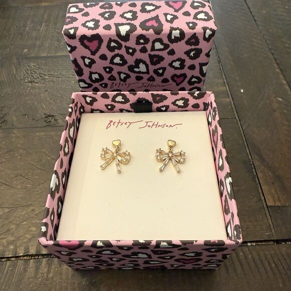 Betsey Johnson Gold Tone Dainty Heart And Bow Drop Earrings Crystal Accents New - Picture 1 of 3